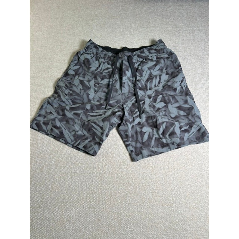 Lululemon Men's Gray Black Spray Leaf Camo Bowline Shirts MD 8" Stretch